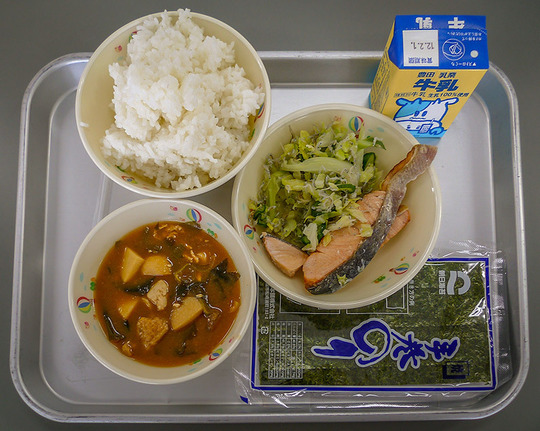 韓国人「日本の一般的な学校給食のクオリティをご覧ください」