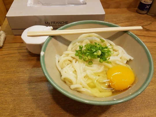 韓国人「日本の讃岐うどんの本場“高松”で食べたうどんのクオリティをご覧ください」→「韓国より安いですね（ﾌﾞﾙﾌﾞﾙ）」