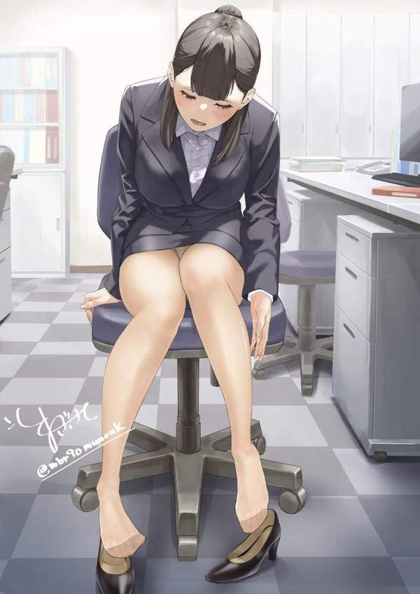 【バミューダトライアングルの日】スカートで椅子に座ってる女子の股間▽が気になる二次エロ画像【15枚目】